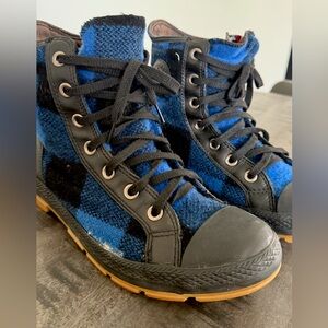 VINTAGE Converse Blue and Black High-Top Sneakers/USED